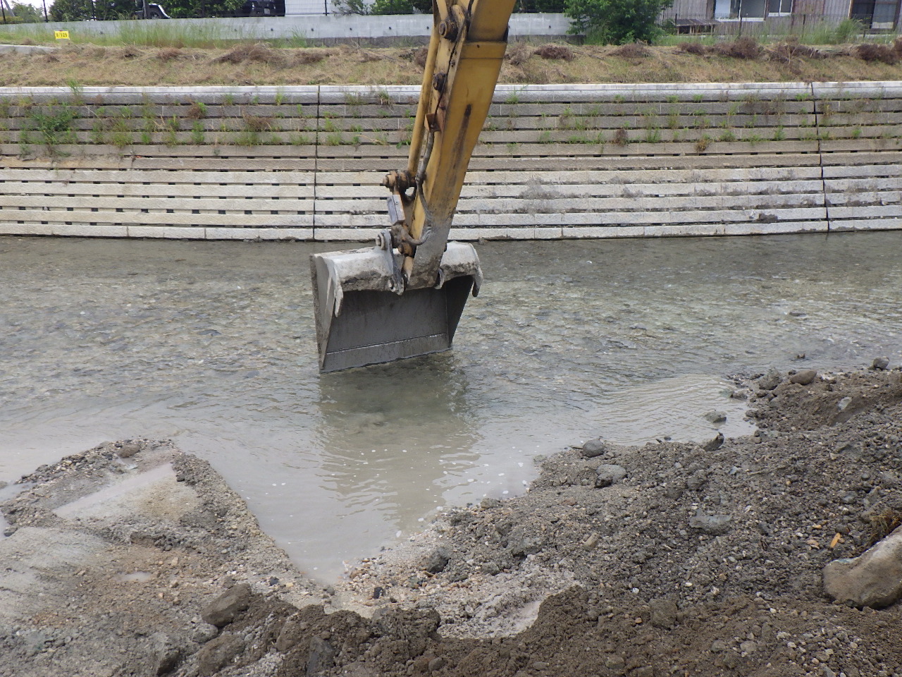 切通川河川整備（河道掘削工）