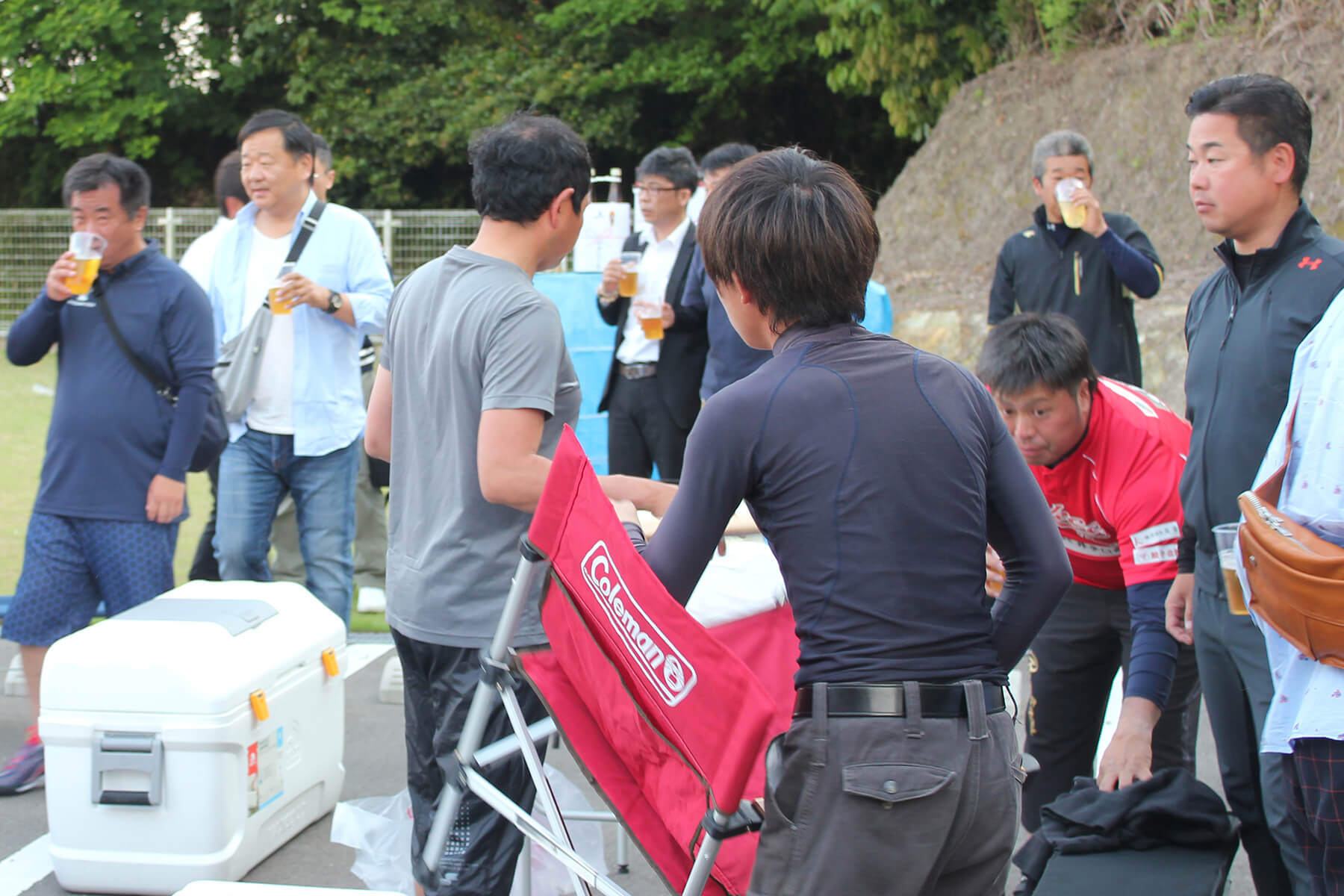 美味しそうにビールを飲む、朝日I&Rグループ社員と朝日I&Rクラブ武雄のメンバー