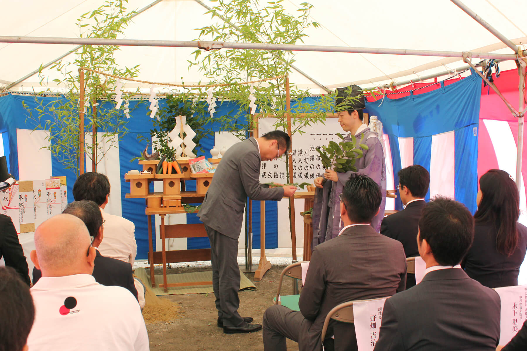 玉串を法典する写真中央の朝日I&Rグループ代表 野畑龍彦