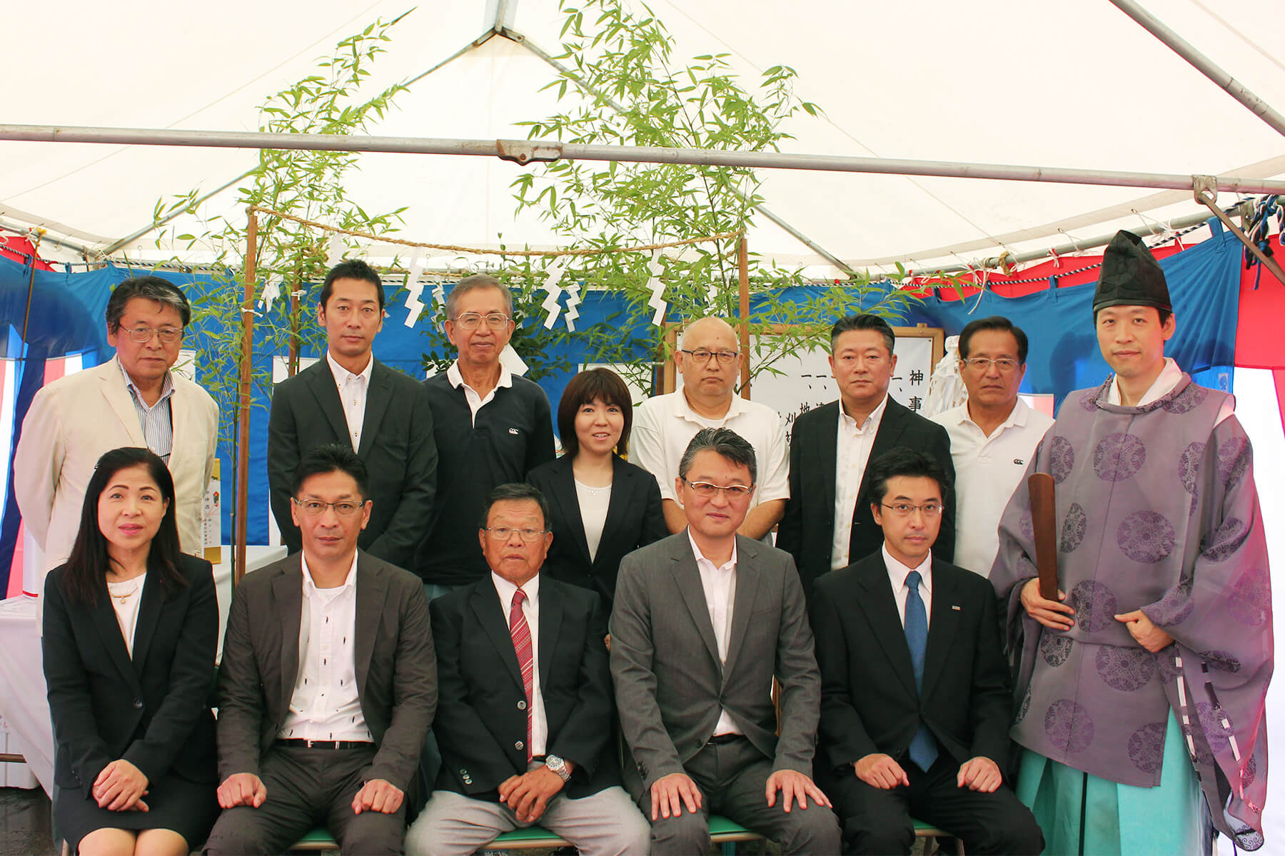 地鎮祭を終え記念撮影する関係者一同