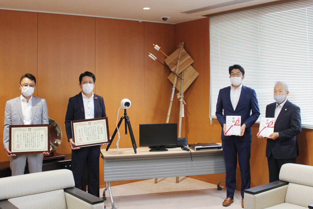 感謝状贈呈後の記念撮影